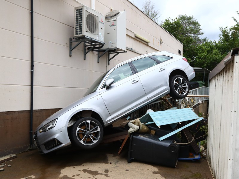 Unfassbar wie das Wasser Autos in Bad Neuenahr-Ahrweiler, Rheinland-Pfalz mitriss.