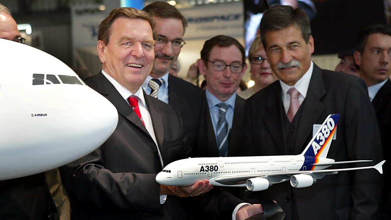 Der Airbus A30 ist ein Prestigeobjekt der europäischen Luftfahrt. Auch Gerhard Schröder sonnte sich während seiner Kanzlerschaft im Licht des Riesenfliegers.