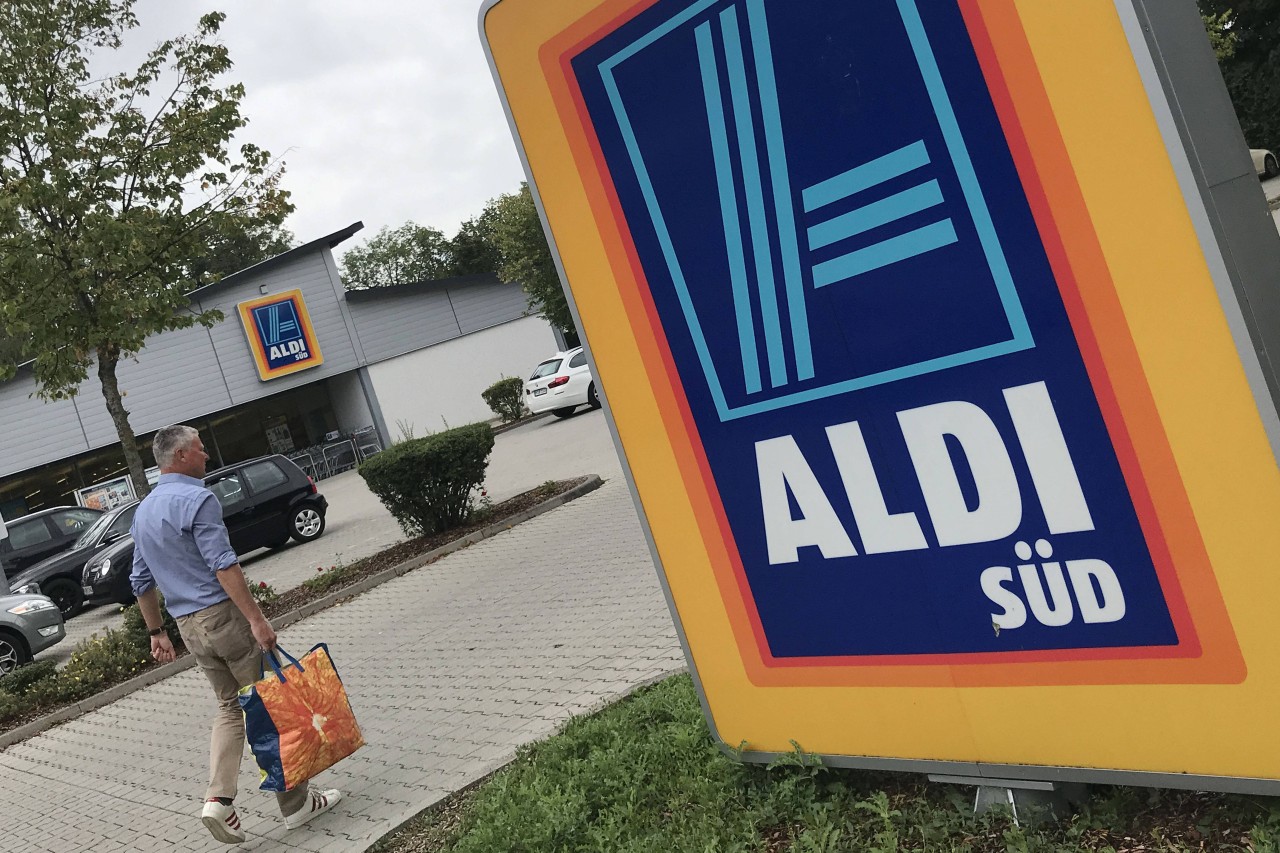 Auf dem Parkplatz von Aldi müssen nun einige Kunden tiefer in die Taschen greifen. (Symbolbild)