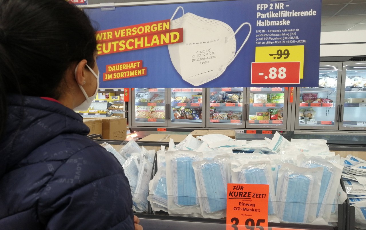 Bei Aldi, Lidl, Rewe und Co. gilt nach wie vor die Maskenpflicht beim Einkaufen und auf den Parkplätzen. (Archiv)