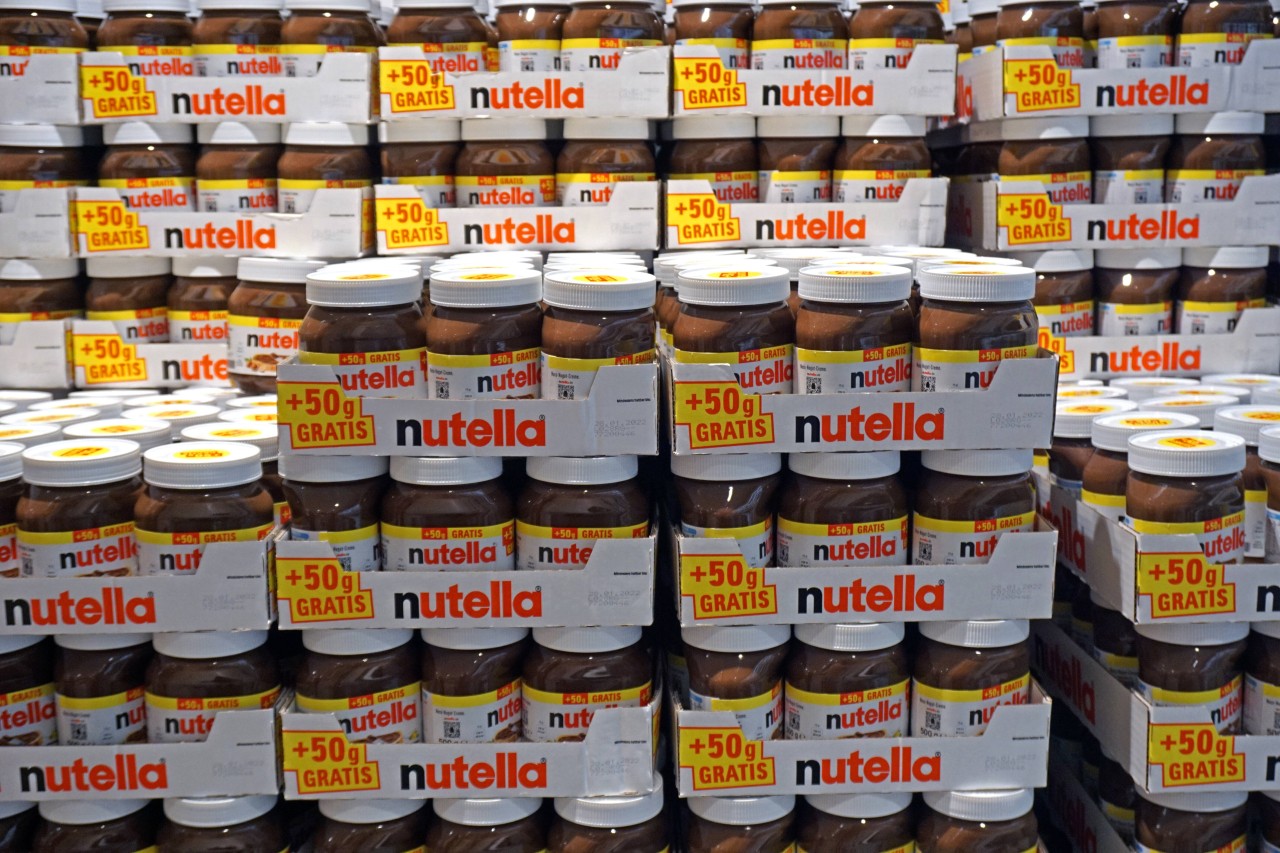 Dieses Bild könnte bei Aldi, Rewe und Co. bald der Vergangenheit angehören: ein großer Nutella-Vorrat.