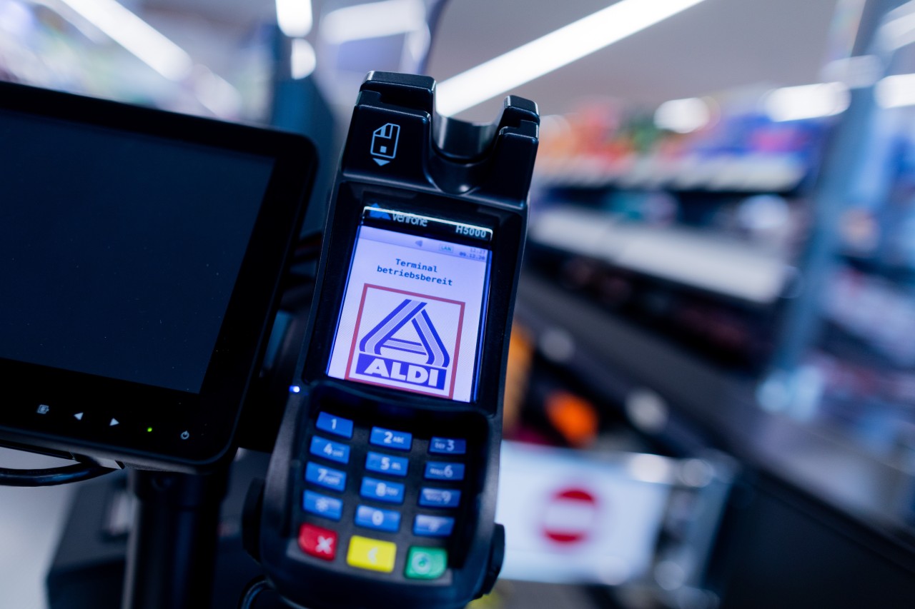 Viele Kunden erleben an der Kasse bei Aldi, Rewe und Co. in diesen Tagen einen echten Preisschock. Doch es könnte noch schlimmer kommen. (Archivfoto)