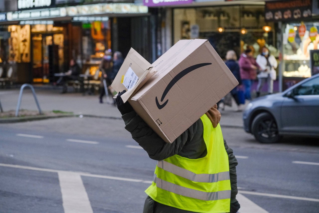 Amazon steht heftig in der Kritik – Beim Konzern entscheiden Algorithmen, ob Paketboten gefeuert werden oder nicht. (Symbolbild)