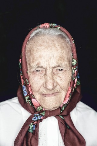 Anastasia Tschernil wurde 1924 geboren. Weiter Angaben gibt es nicht. Sie möchte über ihr Erlebtes nicht sprechen. 
