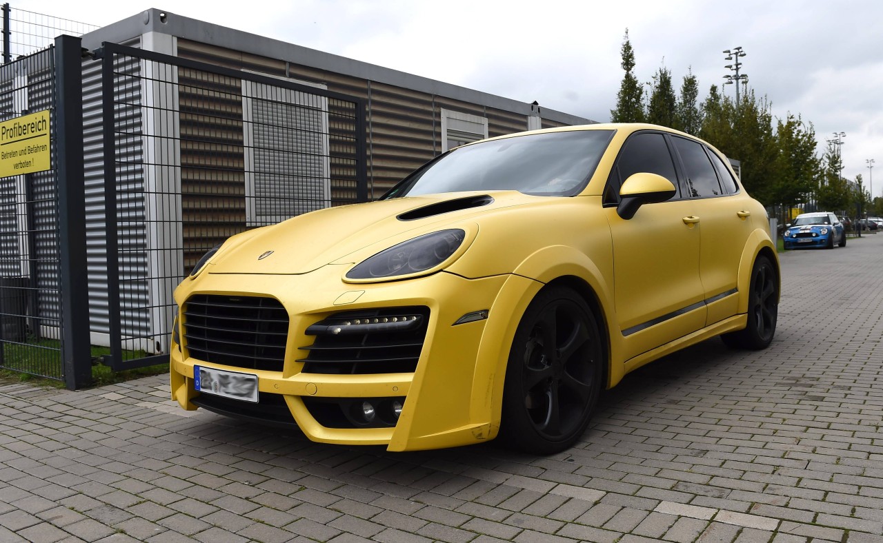 Beim BVB fuhr Aubameyang auch gerne mal mit einem gelben Porsche Cayenne zum Training.