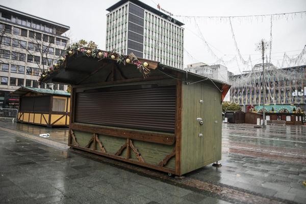 Mitten im Aufbau wurde dem Weihnachtsmarkt 2020 ein Strich durch die Rechnung gemacht. In diesem Jahr soll er aber öffnen. (Archivbild)