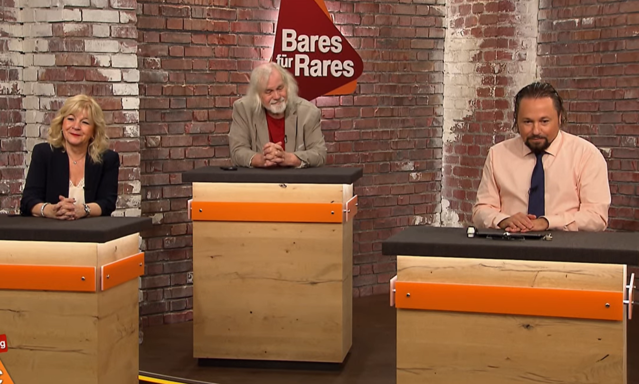 Wolfgang Pauritsch und Elke Velten-Tönnies streiten sich bei "Bares für Rares" um ein Raucher-Etui. 