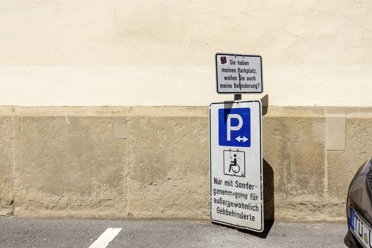 Der Auslieferungsfahrer hatte sich in Oberhausen einfach auf einen Behindertenparkplatz gestellt.