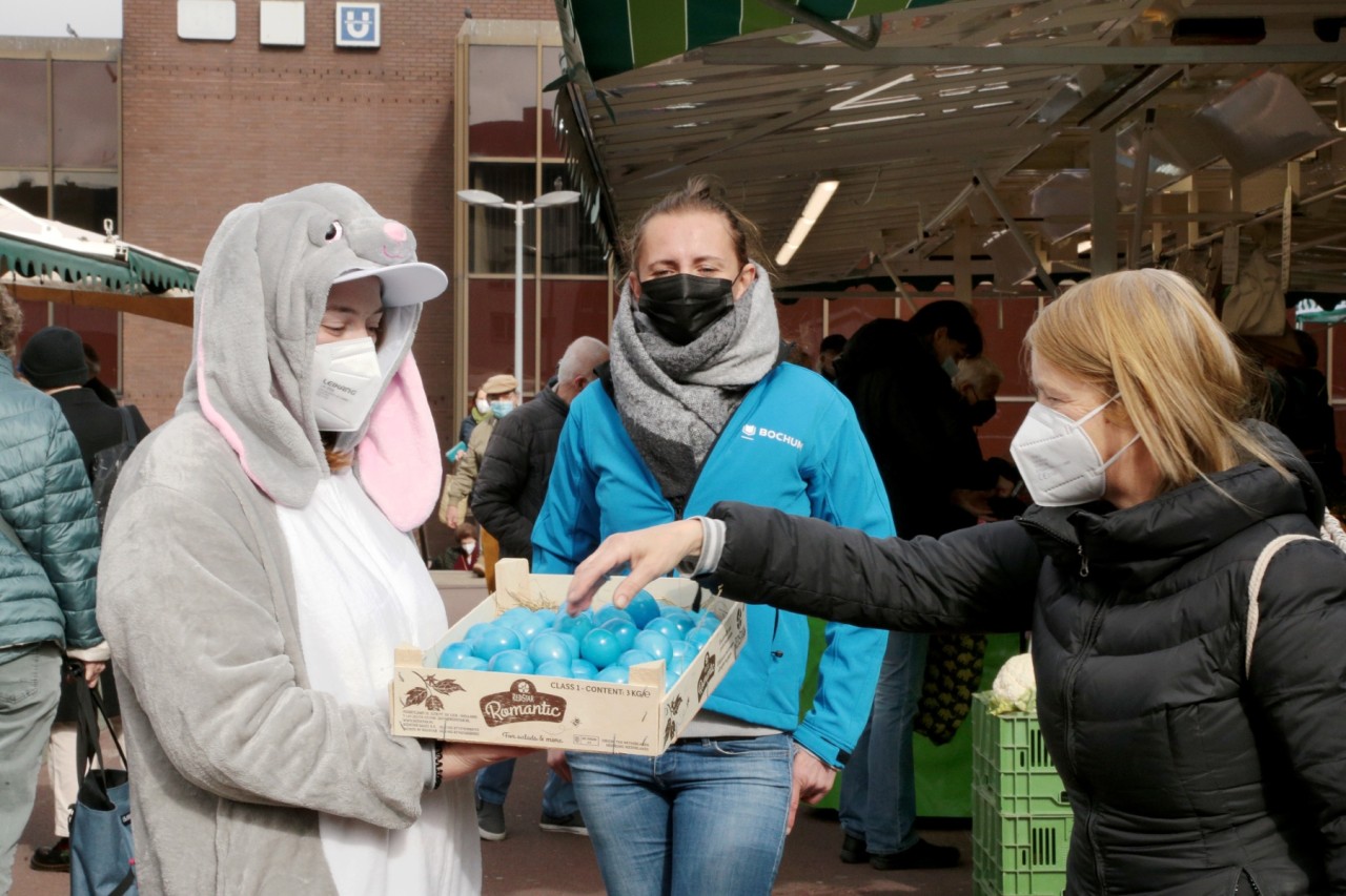 Wie hier auf dem Buddenbergplatz verschenkte der Osterhase von Bochum Marketing auf den Wochenmärkten am Karsamstag bunte Ostereier.