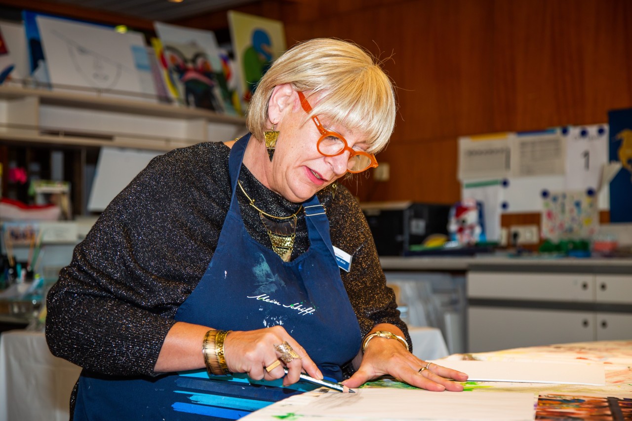 Dagmar Bock hat an Bord das Zeichnen und Malen für sich entdeckt. 