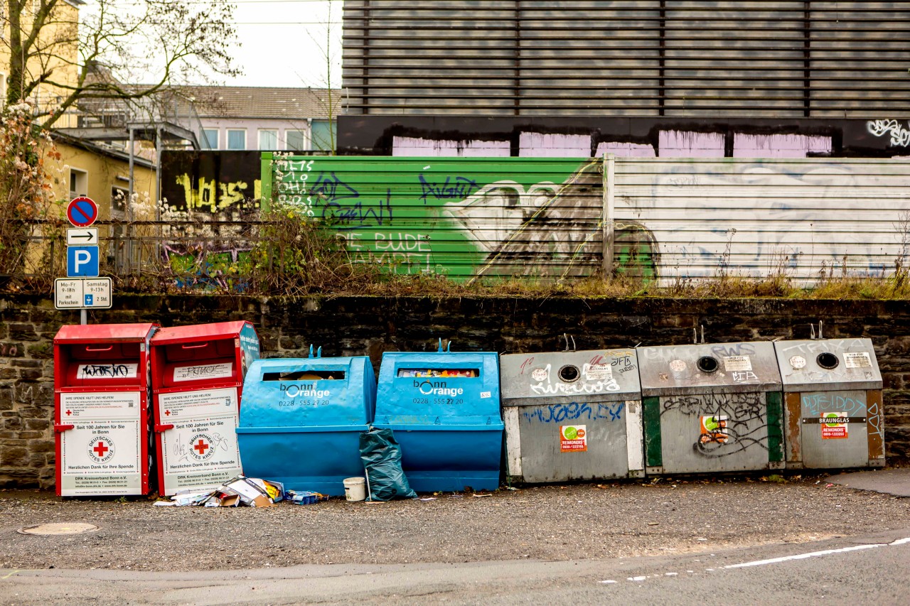 Bonn: Die Leiche soll in einem Abfallcontainer in der Nähe des Rheins abgelegt worden sein. (Symbolbild)