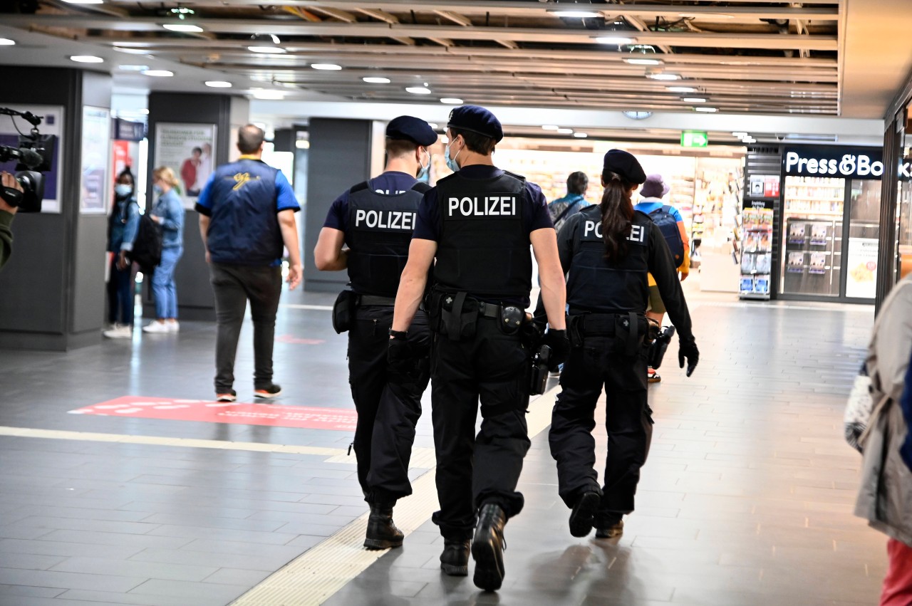 Die Bundespolizei musste am Donnerstag einen Streit in Dortmund auflösen. Einer der Kontrahenten hatte mit einem Messer gedroht. (Symbolbild)