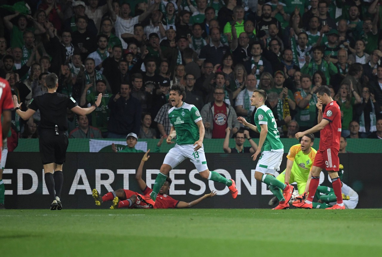 Als die Bayern am Mittwochabend in der Schlussphase den Elfmeter bekamen, waren die Bremer außer sich.