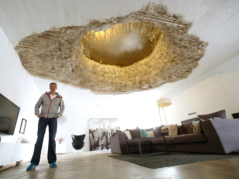 Dieses Loch in der Decke stammt noch von einem Bombeneinschlag aus dem Zweiten Weltkrieg. Er „schmück“ jetzt das Wohnzimmer von Heimeier.