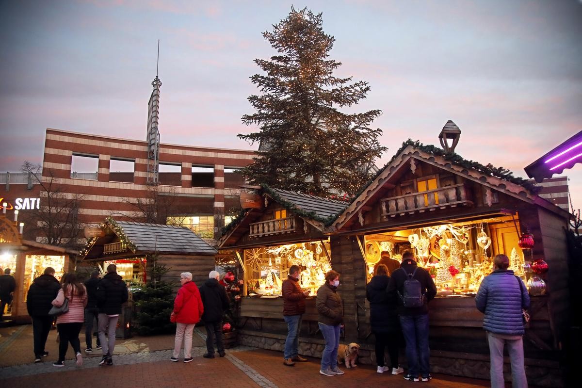 Der Weihnachtsmarkt am Centro Oberhausen hat auch am Totensonntag geöffnet.