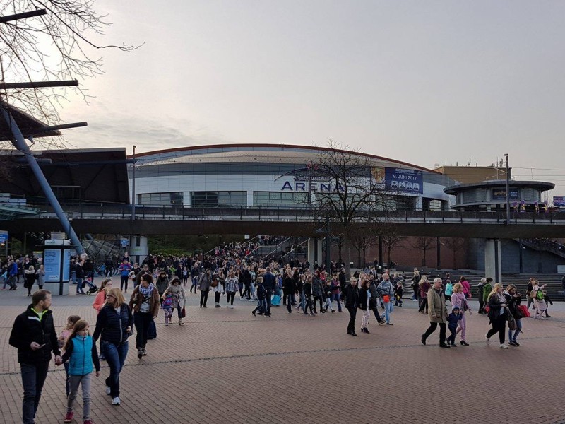 Besucher strömen „Disney on Ice“ aus der Köpi-Arena.