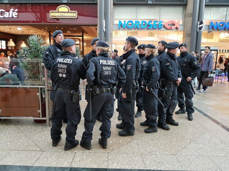 Immer mehr Polizisten kamen am Samstagnachmittag ins Centro.