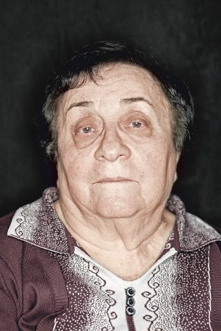 Chana Borochowitz-Golany wurde 1930 im litauischen Tauroge geboren. Gemeinsam mit ihren Eltern und Geschwistern wurde sie ins Ghetto Schaulay gebracht. Der Vater und eine der Schwestern wurden getötet. Sie wurde weiter ins KZ Stutthof deportiert. Hier wurden die Mutter und eine andre Schwester umgebracht. Heute lebt sie im israelischen Haifa 