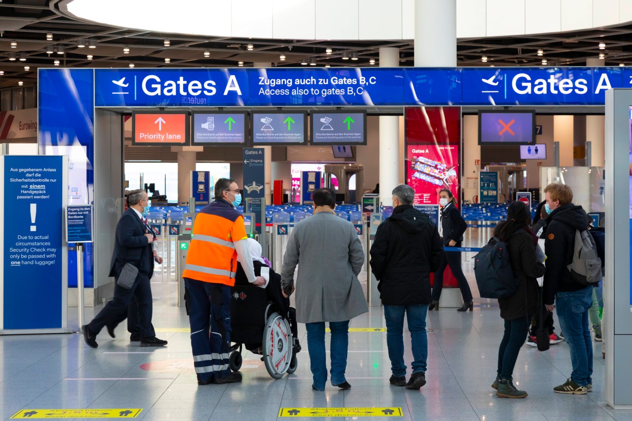 Flughafen Düsseldorf: Auch hier müssen weiterhin die Corona-Maßnahmen eingehalten werde. (Symbolbild)