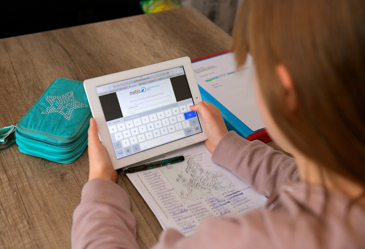 Eine 14-jährige Schülerin benötigt dringend ein Tablet, um ihre Hausaufgaben in der Coronazeit gewissenhaft zu erledigen. (Symbolbild)