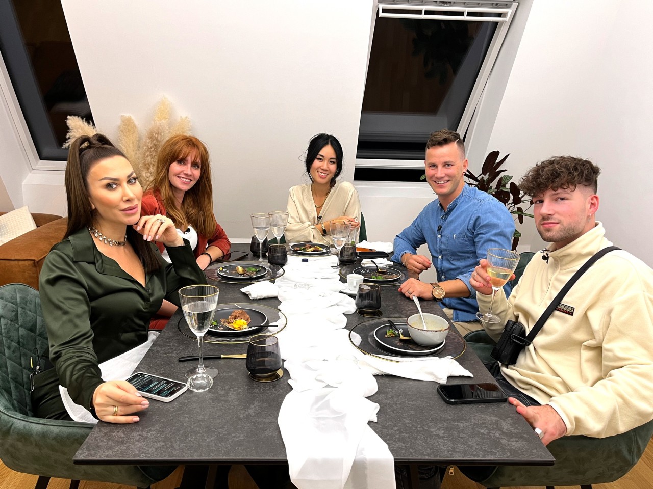 Beim "Influencer-Special" von "Das perfekte Dinner" ist Ngoc am Dienstag an der Reihe. V.l.: Seyda, Sandra, Gastgeberin Ngoc, Horst, Ceddo