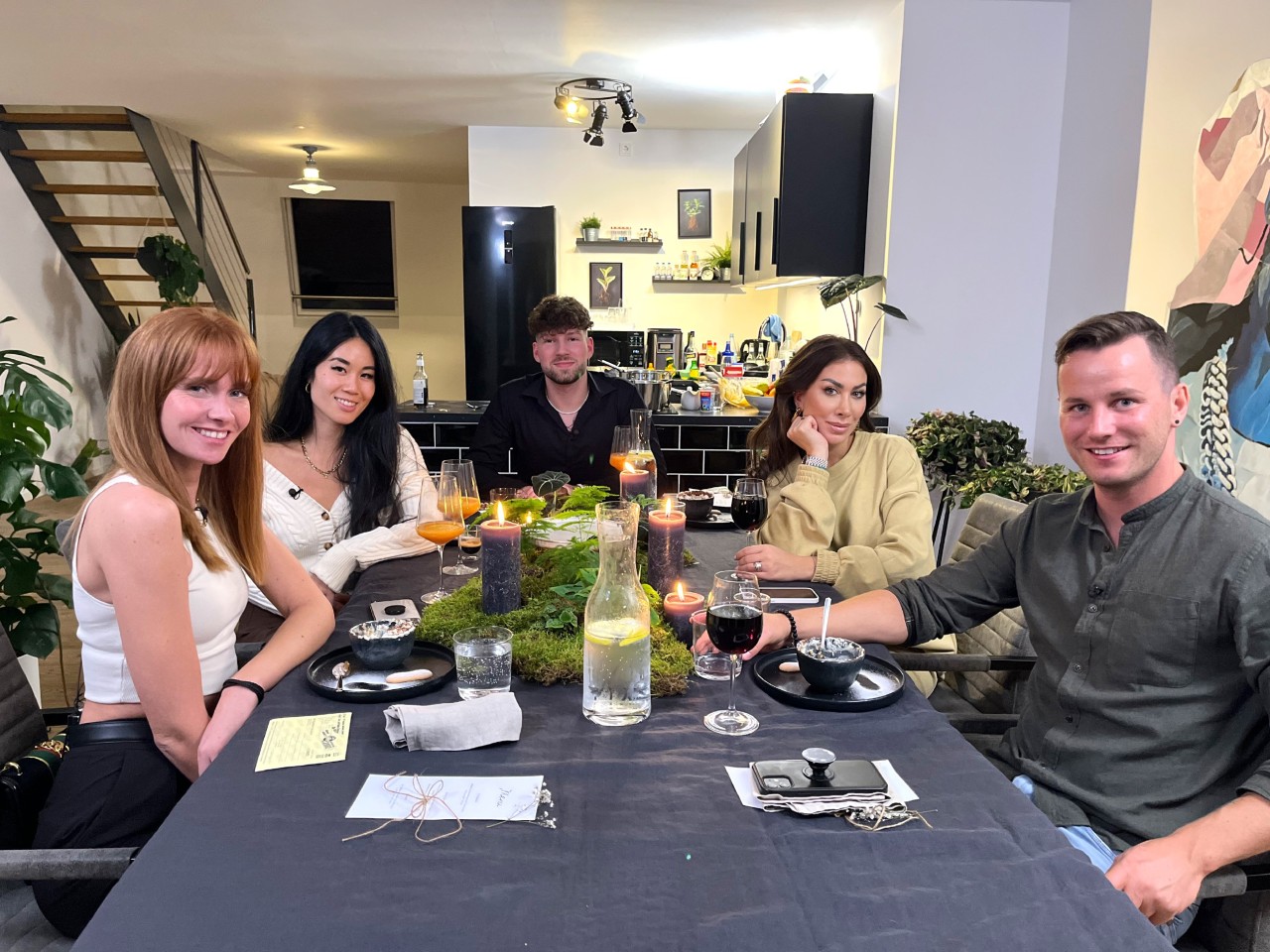 Die Influencer Sandra, Ngoc, Gastgeber Ceddo, Seyda und Horst (v.l.) wollen bei „Das perfekte Dinner“ glänzen.