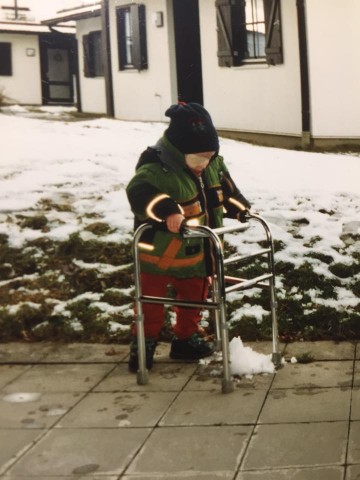 David konnte als Kind mit einer Gehilfe laufen.