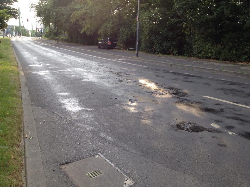 Viele Straßen in Düsseldorf hielten der extremen Hitze nicht stand.