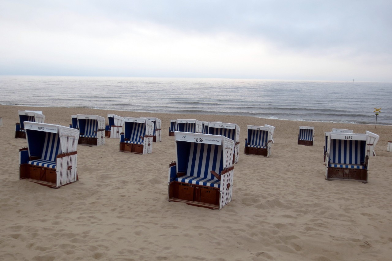 Der Mitarbeiter der Deutsche Post legte das Paket ausgerechnet in einem Strandkorb ab. (Symbolbild)