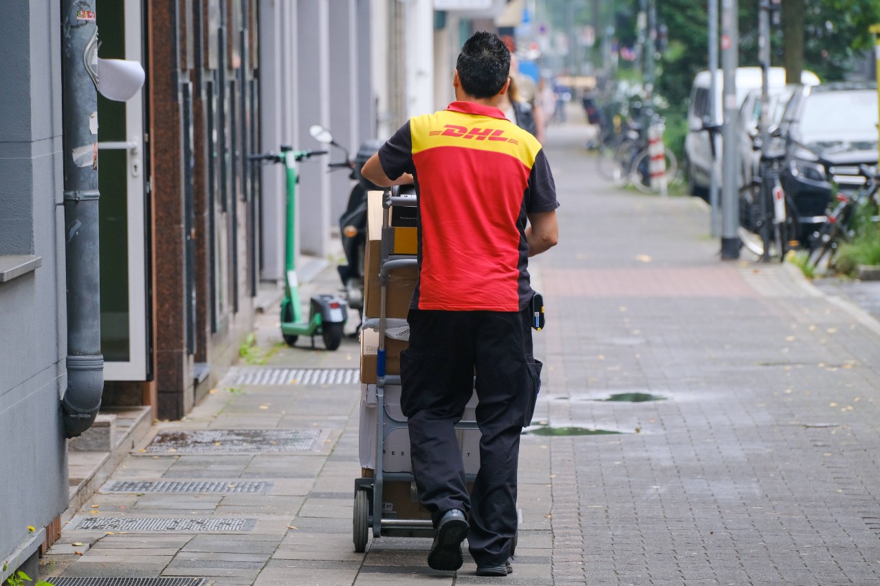 Eine DHL-Kundin war verwundert, dass sie nun kilometerweit für ihr Paket fahren muss, um es abzuholen. (Symbolbild)