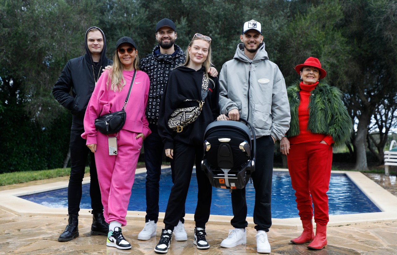 Bei „Diese Ochsenknechts“ dreht sich alles um die Familie von Natascha Ochsenknecht (2.v.l.).