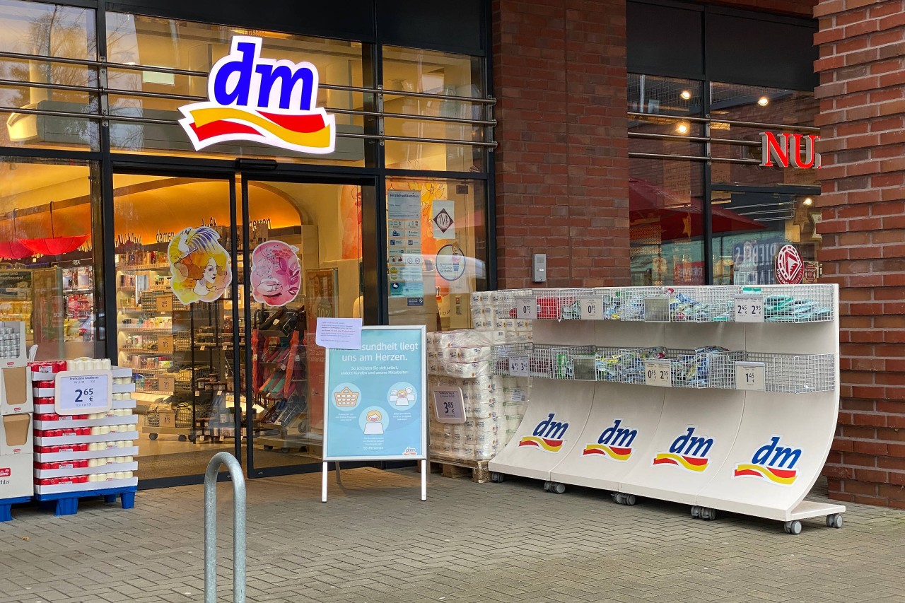 dm nimmt ein Produkt aus dem Sortiment. (Symbolfoto)