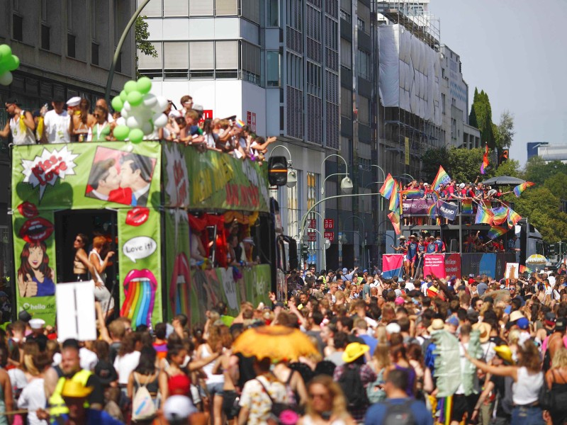 Rund 70 Wagen ziehen in einer Parade durch die Hauptstadt.