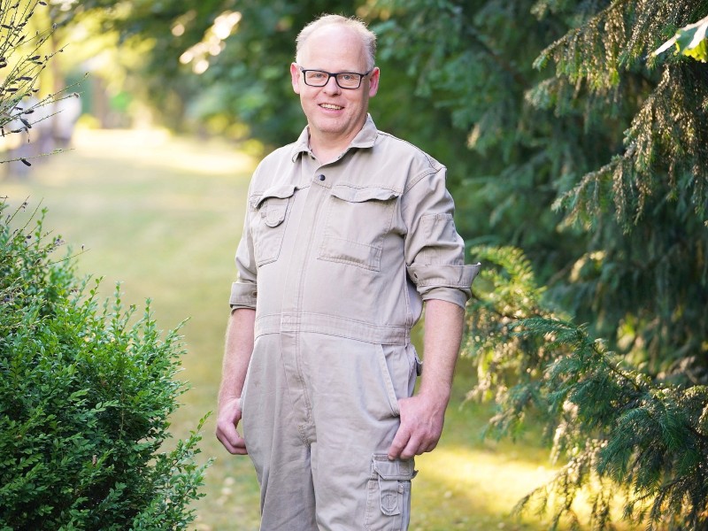 Schweinebauer und Pferdezüchter Claus (47) lebt mit seinem Sohn und seinen Eltern auf dem Hof in Diepholz (Niedersachsen). In seiner Freizeit ist der im Sternzeichen geborene Wassermann oft mit Freunden auf Achse, geht gern spazieren, liebt Schützenfeste und Rad fahren. 