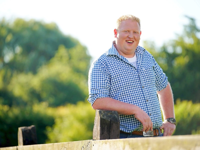 Bauer Niels (30) lebt mit seiner Oma auf dem Hof in Cuxhaven (Niedersachsen). Als Landwirtschaftsmeister betreut er hauptberuflich die Kühe im benachbarten Milchviehbetrieb. Auf seinen eigenen 30 Hektar Grün- und Ackerland baut er Getreide an und versorgt seine Pensionspferde und sein Pony. In seiner Freizeit schwimmt er, ist bei der Freiwilligen Feuerwehr und engagiert sich sozial im Dorf. „Flirten ist nichts für mich, ich spreche sofort los und bin direkt. Ich sehne mich echt nach jemandem, der da ist, wenn ich nach Hause komme. Eine Frau mit der man auch mal spazieren gehen und etwas gemeinsam machen kann.“