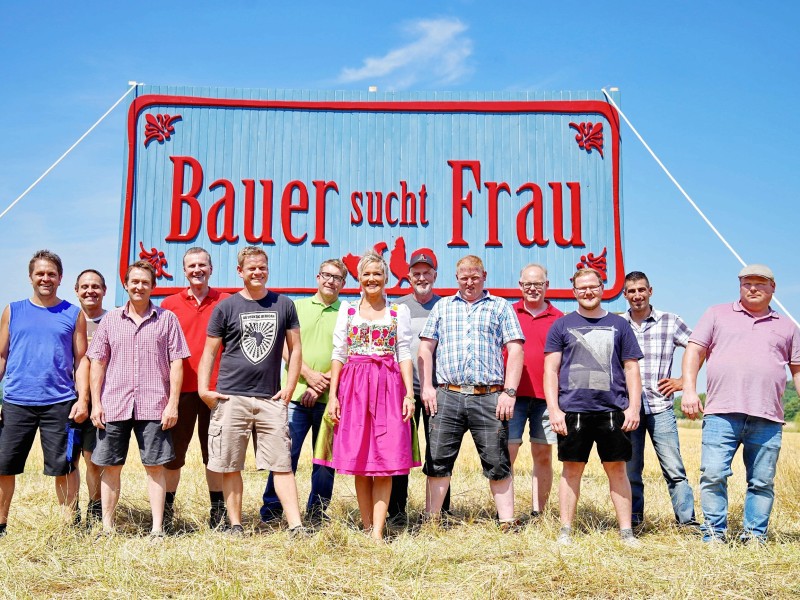 Die Bauern der 14. Staffel von „Bauer sucht Frau“: (v.l.) Stephan aus Schwaben, Leopold aus Österreich, Bernhard aus Schwaben, Christian aus dem westlichen Hunsrück, Jörn aus Namibia, Schäfer Dirk aus Nordrhein-Westfalen, Liebesbotin Inka Bause, Andreas aus British Columbia, Kanada, Niels aus Niedersachsen, Claus aus Niedersachsen, Matthias aus Schwaben, Marco aus Baden-Württemberg und Guy aus Luxemburg.