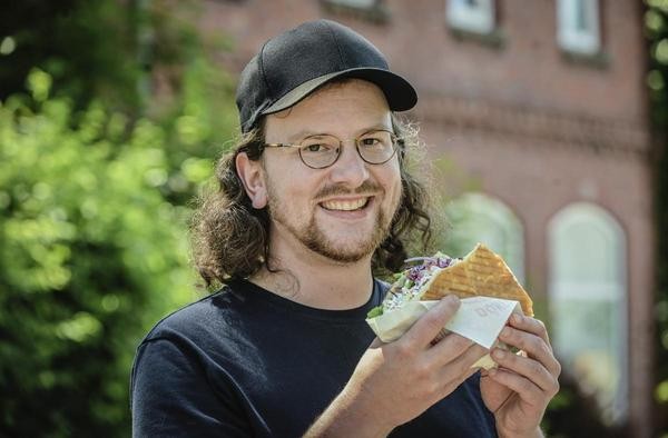 Ein Essener testet sich durch die Döner im Revier. Bei Instagram bewertet er „als Dönerkunde“ seine kulinarischen Genüsse. 