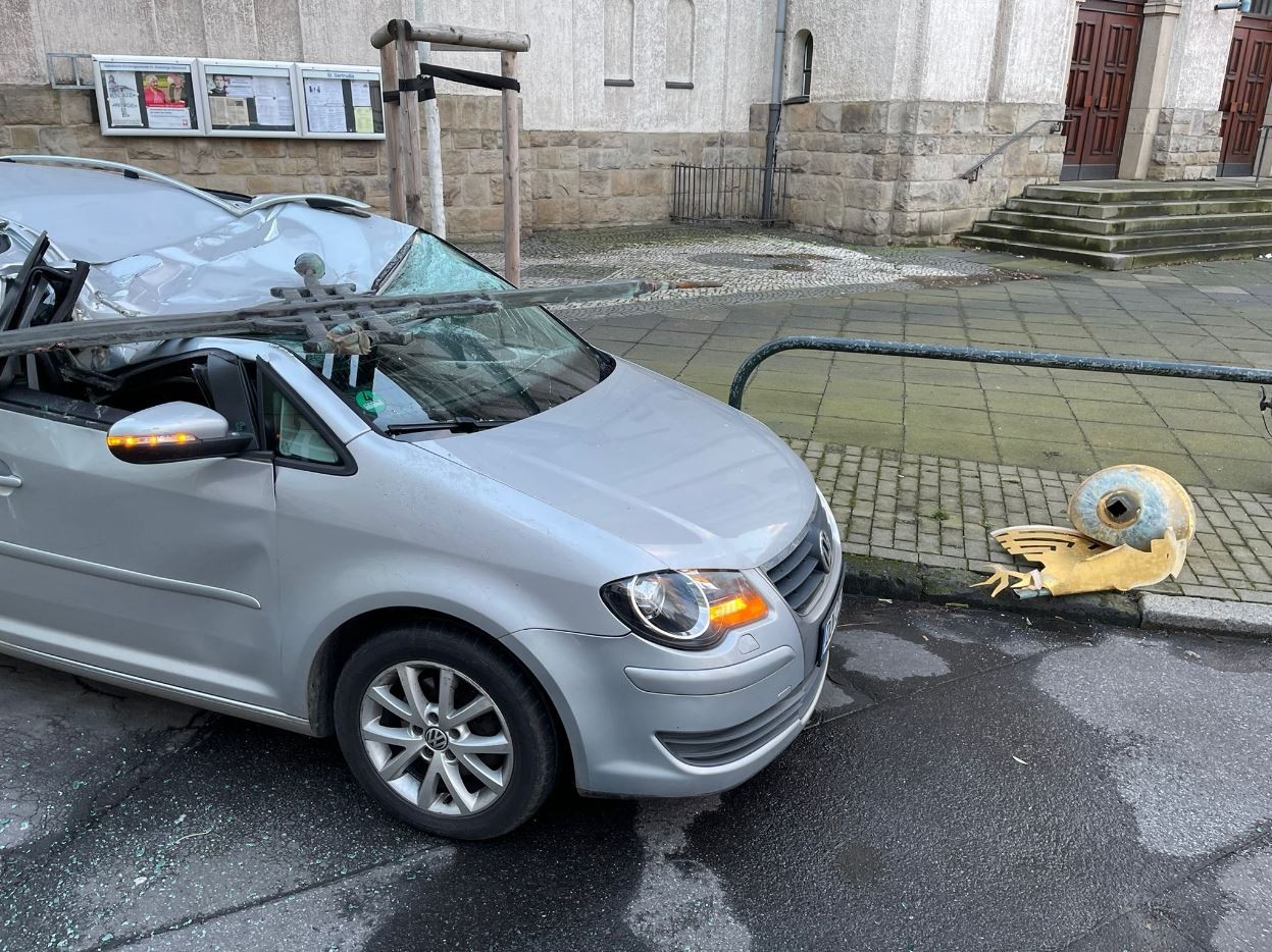 In Dortmund hat der Sturm ein Kreuz vom Dach einer Kirche gerissen und auf ein Auto geschleudert. 
