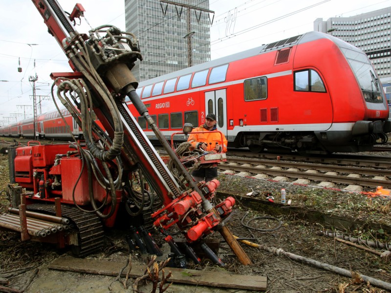 Am Montag, 25. November, teilten die Bezirksregierung Arnsberg und die Deutsche Bahn mit, dass die Erkundungsbohrungen und die Verfüllung der Hohlräume mindestens bis Ende Dezember 2013 laufen werden. 