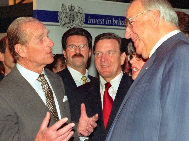 So begrüßte er 1997 den damaligen deutschen Bundeskanzler Helmut Kohl (r.) mit den Worten: „Willkommen, Herr Reichskanzler.“