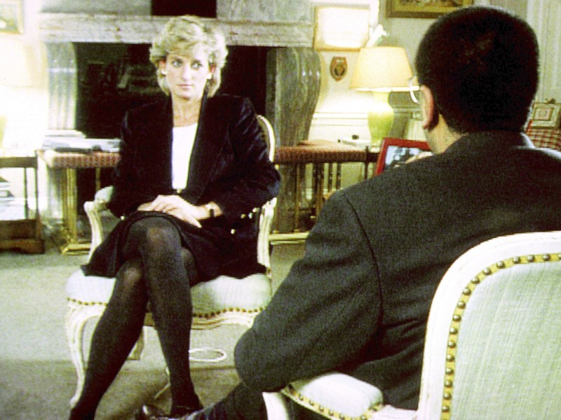 Im November 1995 gesteht Diana in einem umstrittenen BBC-Fernsehinterview ihre Affäre mit Hewitt. Eine Scheidung lehnt sie ab.