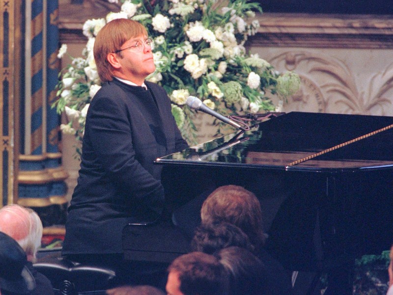 Der britische Sänger Elton John – enger Freund von Diana – spielte „Goodby, England` Rose“. Es handelt sich dabei um eine neue Version von „Candle in the Wind“.  
