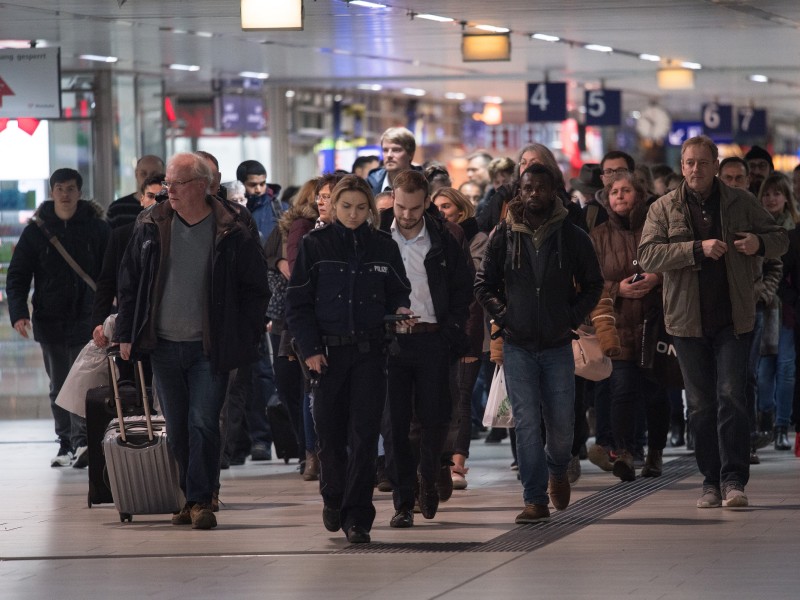 Mit Polizeischutz wurden Bahnreisende aus dem Bahnhofsgebäude evakuiert.