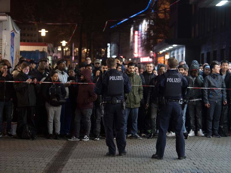 Vor dem Bahnhof warteten Menschen hinter der Absperrung.