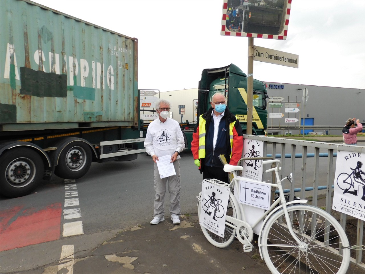 Duisburg: Wolfgang Dewald und Klaus Hauschild vom ADFC bei der Unfallstelle mit dem Ghost Bike.