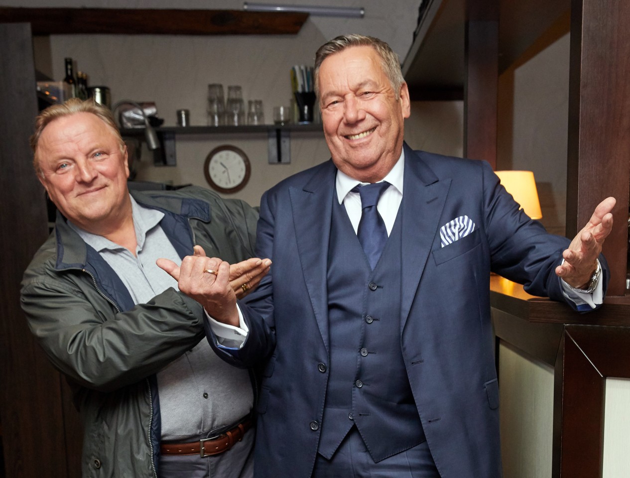 Axel Prahl (l.) und Roland Kaiser (r.) am „Eisland“-Set im September 2019.