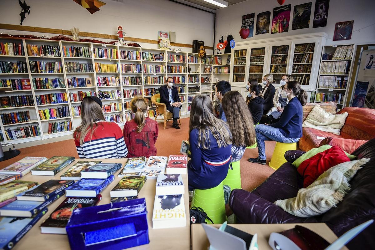 Essen: Thomas Kufen zu Gast in der neu eröffneten Schulbibliothek im Burggymnasium.