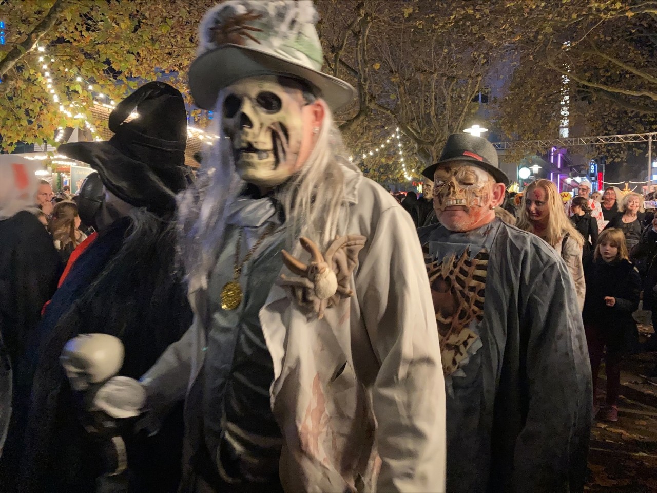 Halloween in Essen: verrückte Kostüme beim Zombiewalk.