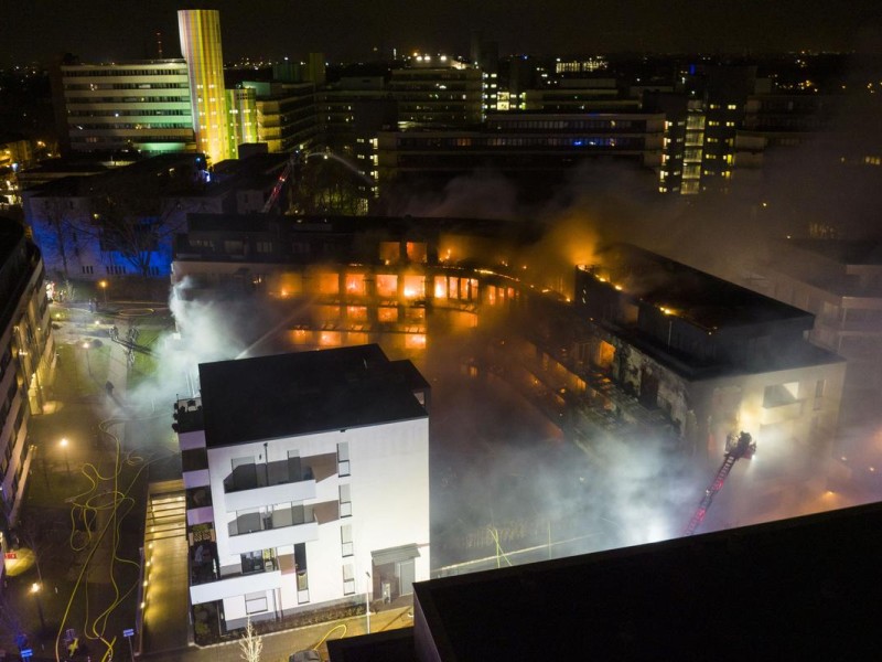 Die Straßen in der Umgebung sperrte die Polizei weitläufig ab. 