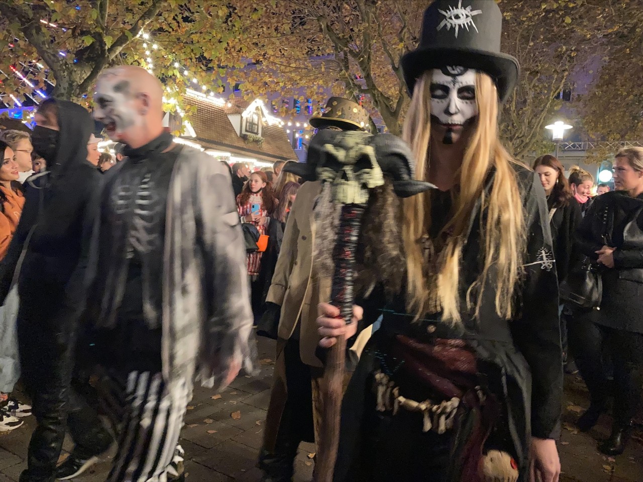 Halloween in Essen: verrückte Kostüme beim Zombiewalk.